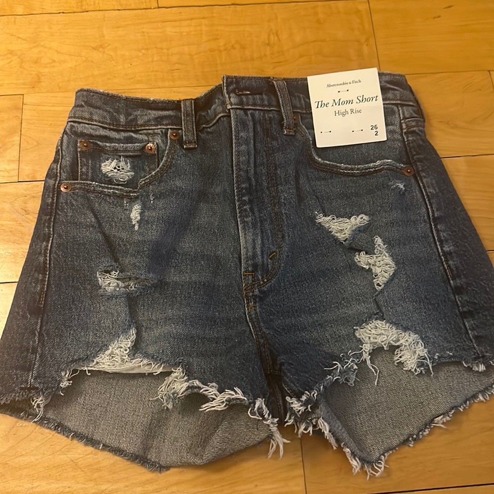 Super flattering super comfortable brand new Abercrombie shorts.